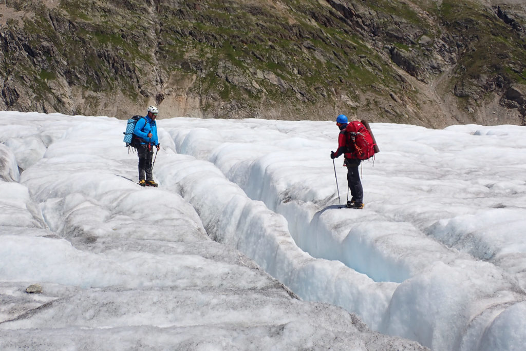Manolet y Pau saltando grietas del Glaciar Aletsch